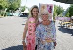 Amsterdam 8 juli 2023
Willeke Alberti krijgt uit handen van Nicolette v Dam een roze amsterdammertje als beloning voor haar prachtige carriere.  Uitreiking was op de Amsterdamse zomer.