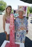 Amsterdam 8 juli 2023
Willeke Alberti krijgt uit handen van Nicolette v Dam een roze amsterdammertje als beloning voor haar prachtige carriere.  Uitreiking was op de Amsterdamse zomer.