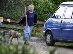 Zuiderwoude 26 juli 2023
Thijs Romer viert zijn verjaardag . Zijn moeder Yvonne Smolders is bij nhem thuis en laat de hond uit . Zus Nienke Romer en zwager Frederik Brom komen met hun dochter langs.