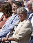 Amsterdam 15 juli 2024
Herdenkingsmonument Peter R. de Vries onthuld in Amsterdam Het kunstwerk bestaat uit twee bronzen handen die in elkaar grijpen en is gemaakt door kunstenares Rini Hurkmans. Burgemeester Femke Halsema en Kelly de Vries spreken tijdens de onthulling van het monument. Humbert Tan presenteert het . Ook zijn vrouw Jaqueline de Vries zoon Royce de Vries (met vrouw ) en Kelly de Vries (met partner) waren natuurlijk aanwezig . Advocaat
