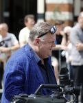 Amsterdam 15 juli 2024
Herdenkingsmonument Peter R. de Vries onthuld in Amsterdam Het kunstwerk bestaat uit twee bronzen handen die in elkaar grijpen en is gemaakt door kunstenares Rini Hurkmans. Burgemeester Femke Halsema en Kelly de Vries spreken tijdens de onthulling van het monument. Humbert Tan presenteert het . Ook zijn vrouw Jaqueline de Vries zoon Royce de Vries (met vrouw ) en Kelly de Vries (met partner) waren natuurlijk aanwezig . Advocaat