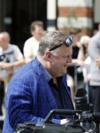 Amsterdam 15 juli 2024
Herdenkingsmonument Peter R. de Vries onthuld in Amsterdam Het kunstwerk bestaat uit twee bronzen handen die in elkaar grijpen en is gemaakt door kunstenares Rini Hurkmans. Burgemeester Femke Halsema en Kelly de Vries spreken tijdens de onthulling van het monument. Humbert Tan presenteert het . Ook zijn vrouw Jaqueline de Vries zoon Royce de Vries (met vrouw ) en Kelly de Vries (met partner) waren natuurlijk aanwezig . Advocaat