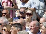 Amsterdam 15 juli 2024
Herdenkingsmonument Peter R. de Vries onthuld in Amsterdam Het kunstwerk bestaat uit twee bronzen handen die in elkaar grijpen en is gemaakt door kunstenares Rini Hurkmans. Burgemeester Femke Halsema en Kelly de Vries spreken tijdens de onthulling van het monument. Humbert Tan presenteert het . Ook zijn vrouw Jaqueline de Vries zoon Royce de Vries (met vrouw ) en Kelly de Vries (met partner) waren natuurlijk aanwezig . Advocaat