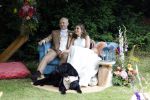 Arnhem 7 juli 2024
Annemarie Bruning en Frits Maeijer trouwen . Hun honden moeder en zoon zijn de getuigen . Marlayne Sahupala in de BAB en zingt verschillende liedjes .