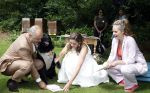 Arnhem 7 juli 2024
Annemarie Bruning en Frits Maeijer trouwen . Hun honden moeder en zoon zijn de getuigen . Marlayne Sahupala in de BAB en zingt verschillende liedjes .