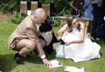 Arnhem 7 juli 2024
Annemarie Bruning en Frits Maeijer trouwen . Hun honden moeder en zoon zijn de getuigen . Marlayne Sahupala in de BAB en zingt verschillende liedjes .