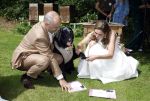 Arnhem 7 juli 2024
Annemarie Bruning en Frits Maeijer trouwen . Hun honden moeder en zoon zijn de getuigen . Marlayne Sahupala in de BAB en zingt verschillende liedjes .