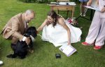 Arnhem 7 juli 2024
Annemarie Bruning en Frits Maeijer trouwen . Hun honden moeder en zoon zijn de getuigen . Marlayne Sahupala in de BAB en zingt verschillende liedjes .