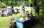 Arnhem 7 juli 2024
Annemarie Bruning en Frits Maeijer trouwen . Hun honden moeder en zoon zijn de getuigen . Marlayne Sahupala in de BAB en zingt verschillende liedjes .