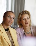 Laren 2 juli 2024
Boekpresentatie Vivian Reijs . oa aanwezig Leontine Ruiters Anouk de Mol Anouk Smulders Merel v Carlsburg .
Ook haar dochter Day Ewbank moeder Meddy Clous en broer Bobby Clous waren aanwezig.