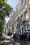 Amsterdam 30 juli 2024
Huis van Beau v Erven Dorens . Peter v d Vorst heeft het huis 2 huizen links naast Beau gekocht