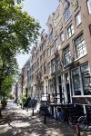 Amsterdam 30 juli 2024
Huis van Beau v Erven Dorens . Peter v d Vorst heeft het huis 2 huizen links naast Beau gekocht