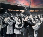 Parijs, 12 maart 1953
Interland Frankrijk-Nederland, eindstand 1-2
Stade Parc des Princes in Parijs.
Op de foto o.a.: Bram Appel  Kees Rijvers en Cor v d Hart
i.v.m. Watersnoodramp opbrengst 200.000 gulden