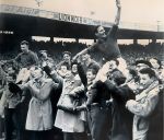 Parijs, 12 maart 1953
Interland Frankrijk-Nederland, eindstand 1-2
Stade Parc des Princes in Parijs.
Op de foto o.a.: Bram Appel  Kees Rijvers en Cor v d Hart
i.v.m. Watersnoodramp opbrengst 200.000 gulden
