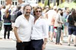 Amsterdam 15 juli 2024
Herdenkingsmonument Peter R. de Vries onthuld in Amsterdam Het kunstwerk bestaat uit twee bronzen handen die in elkaar grijpen en is gemaakt door kunstenares Rini Hurkmans. Burgemeester Femke Halsema en Kelly de Vries spreken tijdens de onthulling van het monument. Humbert Tan presenteert het . Ook zijn vrouw Jaqueline de Vries zoon Royce de Vries (met vrouw ) en Kelly de Vries (met partner) waren natuurlijk aanwezig . Carlo Boszhard en vriend Herald