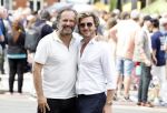 Amsterdam 15 juli 2024
Herdenkingsmonument Peter R. de Vries onthuld in Amsterdam Het kunstwerk bestaat uit twee bronzen handen die in elkaar grijpen en is gemaakt door kunstenares Rini Hurkmans. Burgemeester Femke Halsema en Kelly de Vries spreken tijdens de onthulling van het monument. Humbert Tan presenteert het . Ook zijn vrouw Jaqueline de Vries zoon Royce de Vries (met vrouw ) en Kelly de Vries (met partner) waren natuurlijk aanwezig . Carlo Boszhard en vriend Herald