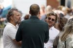 Amsterdam 15 juli 2024
Herdenkingsmonument Peter R. de Vries onthuld in Amsterdam Het kunstwerk bestaat uit twee bronzen handen die in elkaar grijpen en is gemaakt door kunstenares Rini Hurkmans. Burgemeester Femke Halsema en Kelly de Vries spreken tijdens de onthulling van het monument. Humbert Tan presenteert het . Ook zijn vrouw Jaqueline de Vries zoon Royce de Vries (met vrouw ) en Kelly de Vries (met partner) waren natuurlijk aanwezig . Carlo Boszhard en Herald