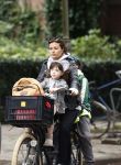 Amsterdam 13 juli 2024
Charlie Chan Dagelet  met kinderen op de fiets