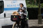 Amsterdam 13 juli 2024
Charlie Chan Dagelet  met kinderen op de fiets