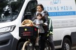 Amsterdam 13 juli 2024
Charlie Chan Dagelet  met kinderen op de fiets