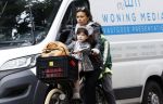 Amsterdam 13 juli 2024
Charlie Chan Dagelet  met kinderen op de fiets
