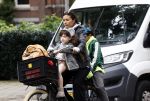 Amsterdam 13 juli 2024
Charlie Chan Dagelet  met kinderen op de fiets