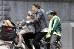 Amsterdam 13 juli 2024
Charlie Chan Dagelet  met kinderen op de fiets
