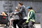 Amsterdam 13 juli 2024
Charlie Chan Dagelet  met kinderen op de fiets