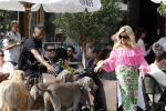 Amsterdam 18 juli 2024
Connie Witteman zit op terras en op dat moment komt de honden fluitseraar voorbij met oa de hond van Connie . Ze ging de hond natuurlijk meteen aaien.
