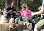 Amsterdam 18 juli 2024
Connie Witteman zit op terras en op dat moment komt de honden fluitseraar voorbij met oa de hond van Connie . Ze ging de hond natuurlijk meteen aaien.