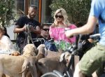 Amsterdam 18 juli 2024
Connie Witteman zit op terras en op dat moment komt de honden fluitseraar voorbij met oa de hond van Connie . Ze ging de hond natuurlijk meteen aaien.