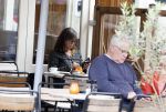 Amsterdam 1 juli 2024
Youp van t Hek en zijn vrouw Debby Petter op terras en op de fiets in Amsterdam zuid. Ze zijn beide druk op hun telefoon.