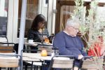 Amsterdam 1 juli 2024
Youp van t Hek en zijn vrouw Debby Petter op terras en op de fiets in Amsterdam zuid. Ze zijn beide druk op hun telefoon.
