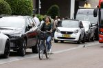 Amsterdam 1 juli 2024
Youp van t Hek en zijn vrouw Debby Petter op terras en op de fiets in Amsterdam zuid. Ze zijn beide druk op hun telefoon.