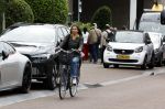 Amsterdam 1 juli 2024
Youp van t Hek en zijn vrouw Debby Petter op terras en op de fiets in Amsterdam zuid. Ze zijn beide druk op hun telefoon.