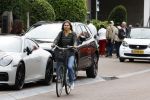 Amsterdam 1 juli 2024
Youp van t Hek en zijn vrouw Debby Petter op terras en op de fiets in Amsterdam zuid. Ze zijn beide druk op hun telefoon.