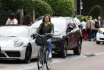 Amsterdam 1 juli 2024
Youp van t Hek en zijn vrouw Debby Petter op terras en op de fiets in Amsterdam zuid. Ze zijn beide druk op hun telefoon.
