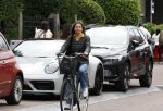 Amsterdam 1 juli 2024
Youp van t Hek en zijn vrouw Debby Petter op terras en op de fiets in Amsterdam zuid. Ze zijn beide druk op hun telefoon.