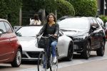 Amsterdam 1 juli 2024
Youp van t Hek en zijn vrouw Debby Petter op terras en op de fiets in Amsterdam zuid. Ze zijn beide druk op hun telefoon.