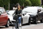 Amsterdam 1 juli 2024
Youp van t Hek en zijn vrouw Debby Petter op terras en op de fiets in Amsterdam zuid. Ze zijn beide druk op hun telefoon.