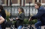 Amsterdam 1 juli 2024
Youp van t Hek en zijn vrouw Debby Petter op terras en op de fiets in Amsterdam zuid. Ze zijn beide druk op hun telefoon.