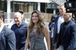 Amsterdam 15 juli 2024
Herdenkingsmonument Peter R. de Vries onthuld in Amsterdam Het kunstwerk bestaat uit twee bronzen handen die in elkaar grijpen en is gemaakt door kunstenares Rini Hurkmans. Burgemeester Femke Halsema en Kelly de Vries spreken tijdens de onthulling van het monument. Humbert Tan presenteert het . Ook zijn vrouw Jaqueline de Vries zoon Royce de Vries (met vrouw ) en Kelly de Vries (met partner) waren natuurlijk aanwezig . Dilan Yesilgoz  met haar man Rene Zegerius en heel veel beveiliging