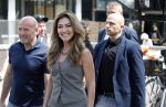Amsterdam 15 juli 2024
Herdenkingsmonument Peter R. de Vries onthuld in Amsterdam Het kunstwerk bestaat uit twee bronzen handen die in elkaar grijpen en is gemaakt door kunstenares Rini Hurkmans. Burgemeester Femke Halsema en Kelly de Vries spreken tijdens de onthulling van het monument. Humbert Tan presenteert het . Ook zijn vrouw Jaqueline de Vries zoon Royce de Vries (met vrouw ) en Kelly de Vries (met partner) waren natuurlijk aanwezig . Dilan Yesilgoz  met haar man Rene Zegerius en heel veel beveiliging