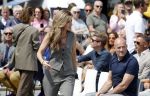 Amsterdam 15 juli 2024
Herdenkingsmonument Peter R. de Vries onthuld in Amsterdam Het kunstwerk bestaat uit twee bronzen handen die in elkaar grijpen en is gemaakt door kunstenares Rini Hurkmans. Burgemeester Femke Halsema en Kelly de Vries spreken tijdens de onthulling van het monument. Humbert Tan presenteert het . Ook zijn vrouw Jaqueline de Vries zoon Royce de Vries (met vrouw ) en Kelly de Vries (met partner) waren natuurlijk aanwezig . Dilan Yesilgoz  met haar man Rene Zegerius en heel veel beveiliging