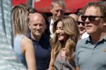 Amsterdam 15 juli 2024
Herdenkingsmonument Peter R. de Vries onthuld in Amsterdam Het kunstwerk bestaat uit twee bronzen handen die in elkaar grijpen en is gemaakt door kunstenares Rini Hurkmans. Burgemeester Femke Halsema en Kelly de Vries spreken tijdens de onthulling van het monument. Humbert Tan presenteert het . Ook zijn vrouw Jaqueline de Vries zoon Royce de Vries (met vrouw ) en Kelly de Vries (met partner) waren natuurlijk aanwezig . Dilan Yesilgoz  met haar man Rene Zegerius en heel veel beveiliging