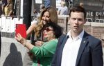 Amsterdam 15 juli 2024
Herdenkingsmonument Peter R. de Vries onthuld in Amsterdam Het kunstwerk bestaat uit twee bronzen handen die in elkaar grijpen en is gemaakt door kunstenares Rini Hurkmans. Burgemeester Femke Halsema en Kelly de Vries spreken tijdens de onthulling van het monument. Humbert Tan presenteert het . Ook zijn vrouw Jaqueline de Vries zoon Royce de Vries (met vrouw ) en Kelly de Vries (met partner) waren natuurlijk aanwezig . Dilan Yesilgoz  met haar man Rene Zegerius en heel veel beveiliging