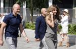 Amsterdam 15 juli 2024
Herdenkingsmonument Peter R. de Vries onthuld in Amsterdam Het kunstwerk bestaat uit twee bronzen handen die in elkaar grijpen en is gemaakt door kunstenares Rini Hurkmans. Burgemeester Femke Halsema en Kelly de Vries spreken tijdens de onthulling van het monument. Humbert Tan presenteert het . Ook zijn vrouw Jaqueline de Vries zoon Royce de Vries (met vrouw ) en Kelly de Vries (met partner) waren natuurlijk aanwezig . Dilan Yesilgoz  met haar man Rene Zegerius en heel veel beveiliging