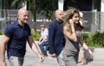 Amsterdam 15 juli 2024
Herdenkingsmonument Peter R. de Vries onthuld in Amsterdam Het kunstwerk bestaat uit twee bronzen handen die in elkaar grijpen en is gemaakt door kunstenares Rini Hurkmans. Burgemeester Femke Halsema en Kelly de Vries spreken tijdens de onthulling van het monument. Humbert Tan presenteert het . Ook zijn vrouw Jaqueline de Vries zoon Royce de Vries (met vrouw ) en Kelly de Vries (met partner) waren natuurlijk aanwezig . Dilan Yesilgoz  met haar man Rene Zegerius en heel veel beveiliging