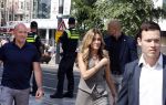 Amsterdam 15 juli 2024
Herdenkingsmonument Peter R. de Vries onthuld in Amsterdam Het kunstwerk bestaat uit twee bronzen handen die in elkaar grijpen en is gemaakt door kunstenares Rini Hurkmans. Burgemeester Femke Halsema en Kelly de Vries spreken tijdens de onthulling van het monument. Humbert Tan presenteert het . Ook zijn vrouw Jaqueline de Vries zoon Royce de Vries (met vrouw ) en Kelly de Vries (met partner) waren natuurlijk aanwezig . Dilan Yesilgoz  met haar man Rene Zegerius en heel veel beveiliging