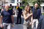 Amsterdam 15 juli 2024
Herdenkingsmonument Peter R. de Vries onthuld in Amsterdam Het kunstwerk bestaat uit twee bronzen handen die in elkaar grijpen en is gemaakt door kunstenares Rini Hurkmans. Burgemeester Femke Halsema en Kelly de Vries spreken tijdens de onthulling van het monument. Humbert Tan presenteert het . Ook zijn vrouw Jaqueline de Vries zoon Royce de Vries (met vrouw ) en Kelly de Vries (met partner) waren natuurlijk aanwezig . Dilan Yesilgoz  met haar man Rene Zegerius en heel veel beveiliging